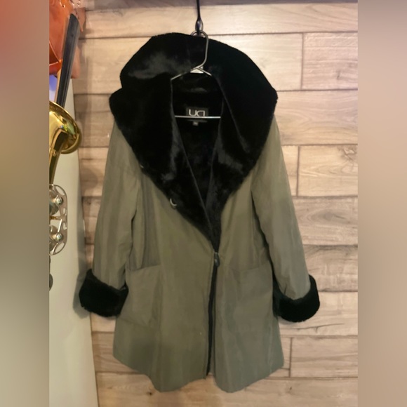 Beautiful & New Olive Green and Black Faux Fur Interior Womens Coat - Picture 3 of 3